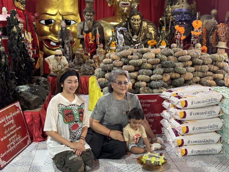 ปทุมธานีคึกคักสองนางเอกลิเกดังถวายข้าวสารฤๅษีเณร แห่ส่องเลขเด็ด