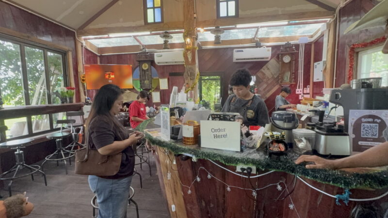 อ่างทอง ว๊าววิวหลักล้านท๊อปแลนด์คาเฟ่นั่งจิบชากาแฟบรรยากาศร่มรื่นท่ามกลางต้นไม้นานาชนิดในพื้นที่16ไร่ เดินชิลกับสกายวอล์คหมอนรองรถไฟสูง 4 เมตร ฮ้างต้นไม้สูง 4 เมตร ระยะทาง 30 เมตร สไตล์คาวบอย มีม้าให้ฝึกขี่ ให้อาหารแกะ กระต่าย เป็ด ไก่ และบ้านพักโฮมสเตย์