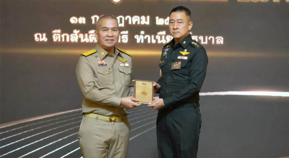 ผบ.ฉก.ทพ.21รับ-มอบโล่ประกาศเกียรติคุณ บุคคลและองค์กรที่มีผลงานยอดเยี่ยมและดีเด่นในการป้องกันและแก้ไขปัญหายาเสพติด ประจำปี 2569 ณ ตึกสันติไมตรี ทำเนียบรัฐบาล