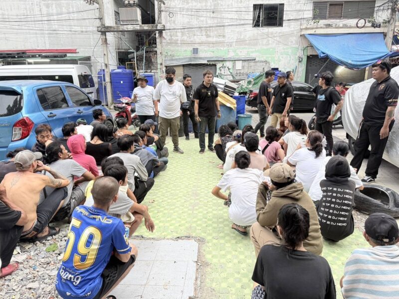 ปกครองบางละมุง ปิดล้อมรวบนักค้ายา-นักเสพเกือบ 100 ราย หลังชาวบ้านร้องเรียนหนัก แหล่งมั่วสุมใหญ่ซื้อขายยาคึกคักตลอดวัน