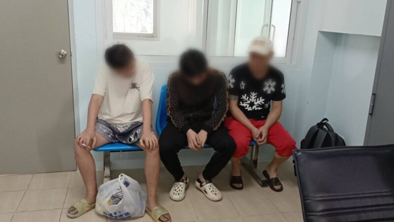 ตำรวจทางหลวง CIB สกัดกระบะลอบขนชาวจีนเถื่อน 3 ราย พบ 2 รายติดหมายจับแดง “เรดโนติส” ของจีน คนขับรับสารภาพได้ค่าจ้าง 9,000 บาท