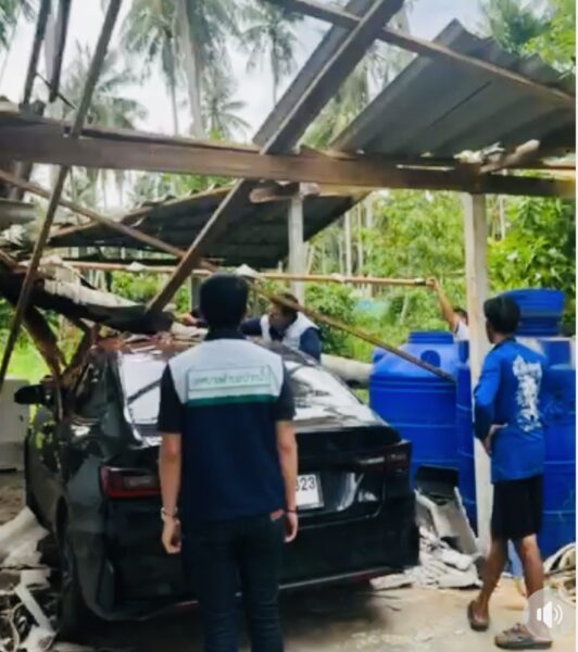 ชุมพร-นายกเทศมนตรีตำบลปากน้ำ นำทีมลงพื้นที่ช่วยเหลือผู้ประสบวาตภัย เร่งสำรวจความเสียหายเพื่อให้การช่วยเหลือ