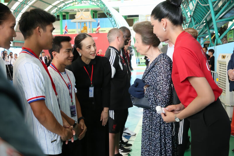 ”มาดามแป้ง“ นายก ส.บอล นำนักเตะทีมชาติไทย ร่วมรับเสด็จ เจ้าหญิงแอนน์ พระราชกุมารีแห่งสหราชอาณาจักร ทรงเปิดกิจกรรมฟุตบอล ณ โรงเรียนชุมชนหมู่บ้านพัฒนา คลองเตย