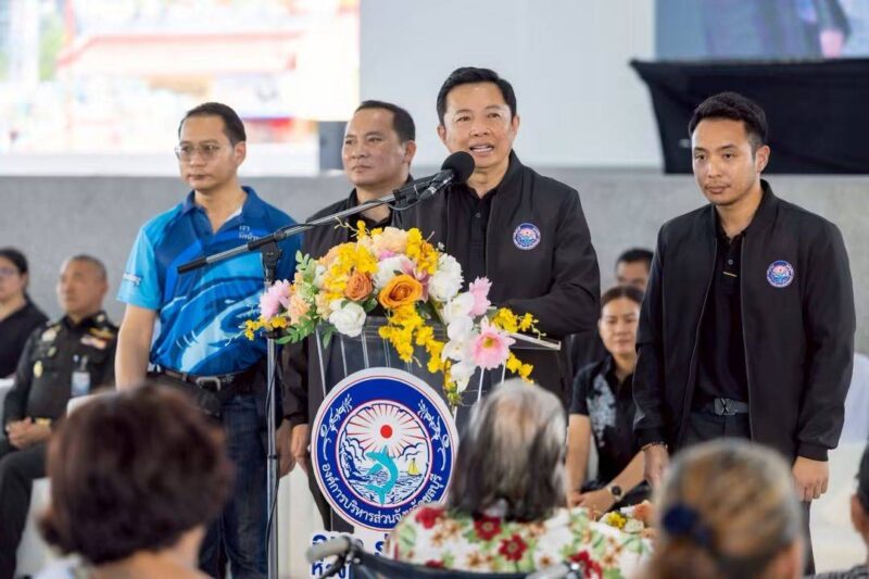 “นายก วิทยา” นายก อบจ.ชลบุรี พร้อม นายวินัย คุ้มครอง นายก อบต.บ้านเก่า จัดโครงการ ร่วมใจ ห่วงใยประชาชน ประจำปี 2569 ครั้งที่ 7 มอบเงินสงเคราะห์เพื่อการดำรงชีพ ครัวเรือนละ 1,000 บาท กว่า 1,000 ครัวเรือน