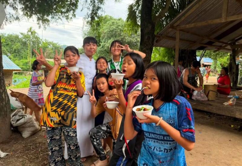 “เจ๊ฟาง ทำถึง” แจกความอร่อยให้พี่น้องชาวดอยได้ลิ้มรสทอดมันแสนอร่อยเสิร์ฟถึงพื้นที่ พร้อมส่งต่อรอยยิ้มและความสุข