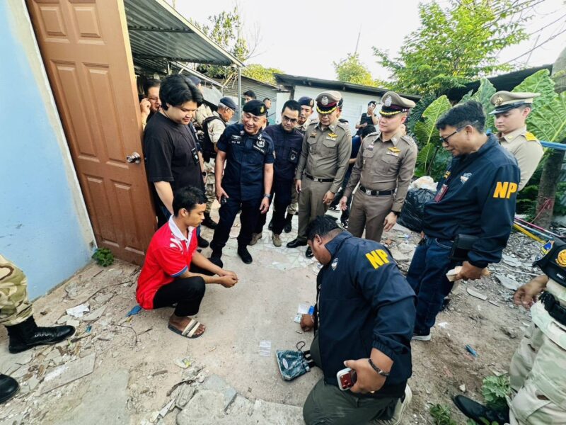 ปปส.ภาค 2 เปิดยุทธการ 1386 พิฆาตยาเสพติด บูรณาการกำลัง 140 นาย ปิดล้อม 6 จุดทั่วบางละมุง รวบทั้งเอเย่นต์ ผู้เสพ และผู้ต้องหาบัญชีม้า