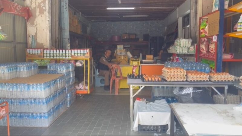 ภรรยาตำรวจ เจ้าของร้านขายของชำที่อำเภอควนเนียง จังหวัดสงขลา สวนกลับคนถ่ายคลิปแฉร้านตนขายสินค้าหนีภาษี ไม่พอใจที่สามีจับกุมอาวุธปืน ขณะทีผู้กำกับ สั่งตรวจสอบแล้ว ยืนยันไม่พบสินค้าผิดกฎหมาย