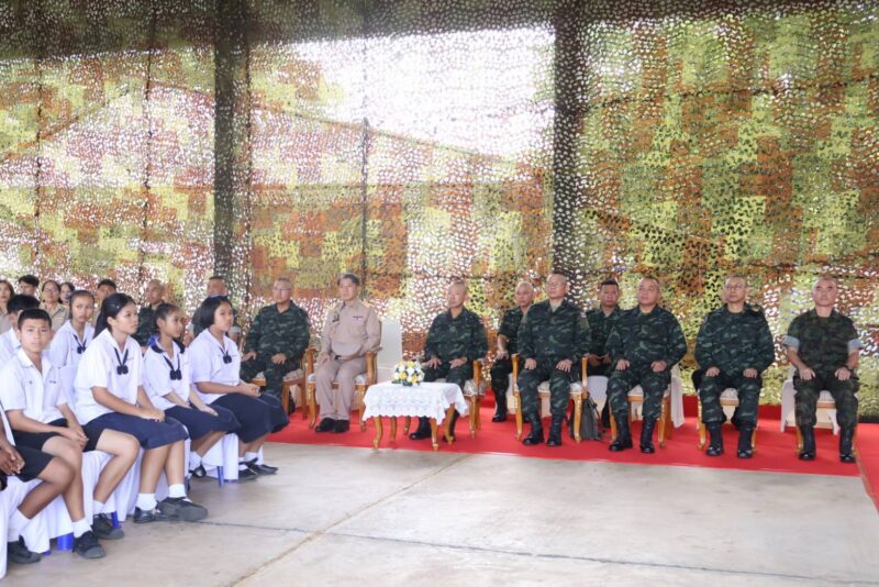 จ.จันทบุรี ผู้บัญชาการทหารสูงสุด ลงพื้นที่ประชุมศูนย์บูรณาการด้านความมั่นคงชายแดนร่วมกับศูนย์สั่งการชายแดนไทยกับประเทศเพื่อนบ้านฯ พร้อมมอบทุนการศึกษาหนุนเยาวชนรักถิ่น