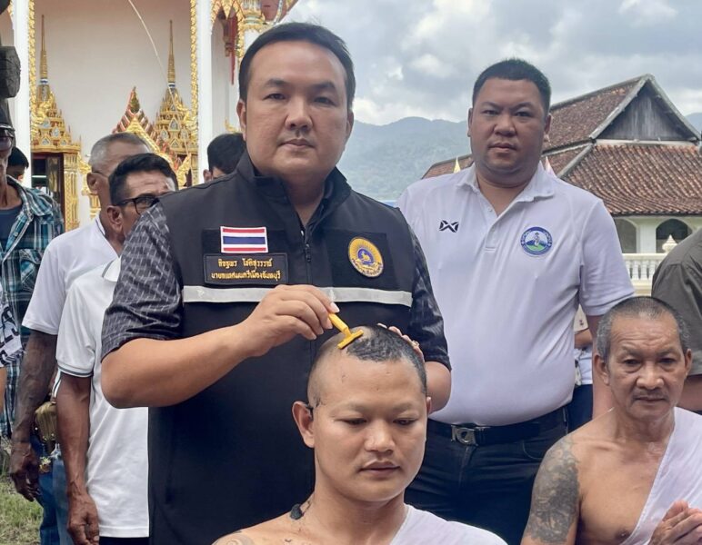 พุทธศาสนิกชน อุบาสก อุบาสิกา จำนวนมากร่วมแห่นาค 8 ท่าน ร่วมอุปสมบทหมู่ฉลองสมณศักดิ์ พระครูจารุ เขมากร เจ้าอาวาสวัดทองทั่ว ที่ได้รับตำแหน่งพระอุปชฌาย์ในเขตปกครองคณะสงฆ์