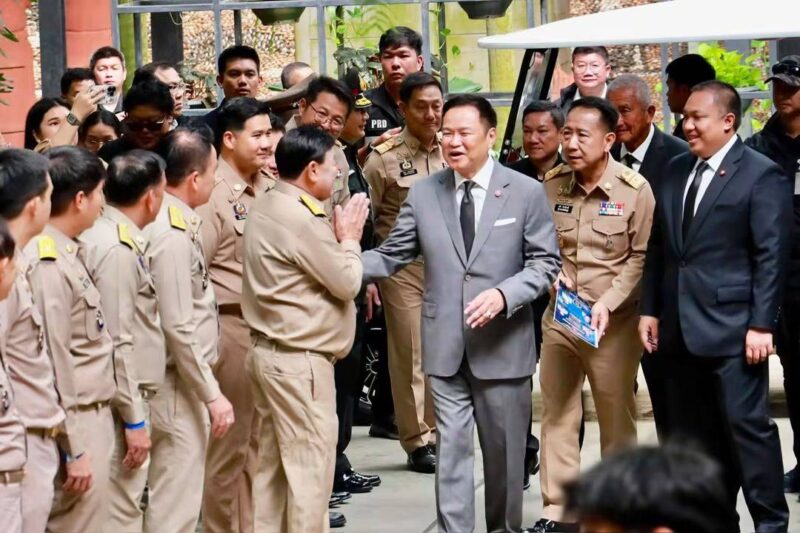 “นายกฯ อนุทิน” ลงชลบุรี มอบนโยบายความมั่นคง ชูแนวคิด “ทีมจังหวัด” ปราบยาเสพติด-นอมินี-ภัยไซเบอร์ ลั่นไม่มีใครอยู่เหนือกฎหมาย