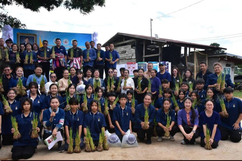 มุกดาหาร จัดโครงการรณรงค์ปลูกหญ้าแฝก 100,000 กล้า เฉลิมพระเกียรติพระบาทสมเด็จพระเจ้าอยู่หัว เนื่องในโอกาสวันเฉลิมพระชนมพรรษา 28 กรกฎาคม 2569