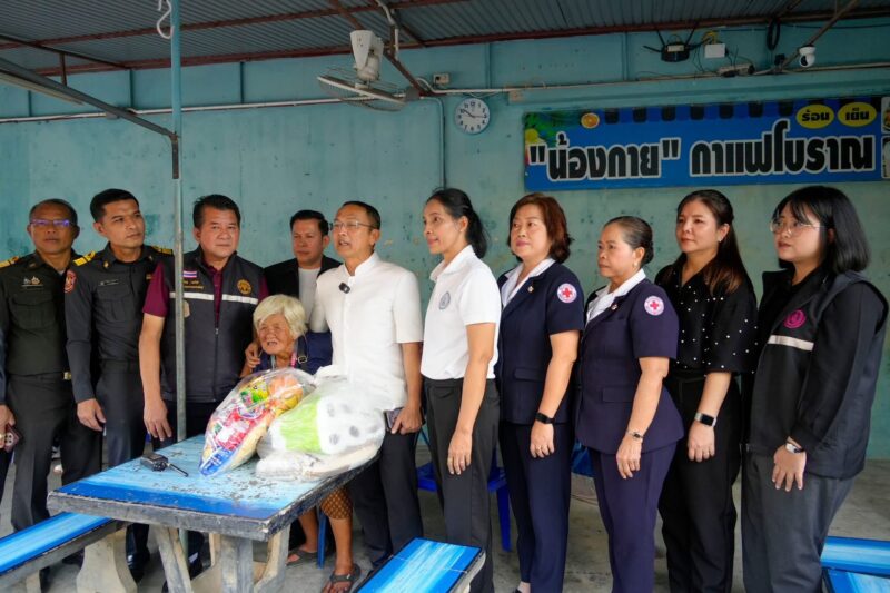 ผู้ว่าฯ สงขลา สั่งนายอำเภอ ระดมหน่วยงาน ยื่นมือช่วย “ยายน้อย”พร้อมยื่นทบทวนสิทธิบัตรสวัสดิการเเห่งรัฐ ดูแลความเป็นอยู่ตามเหมาะสม เตรียมหาที่อยู่อาศัยเป็นหลักเเหล่ง ที่บริเวณสี่แยกถนนศุภสารรังสรรค์ ตรงข้ามมูลนิธิมิตรภาพสามัคคี (ท่งเซียเซี่ยงตึ๊ง)