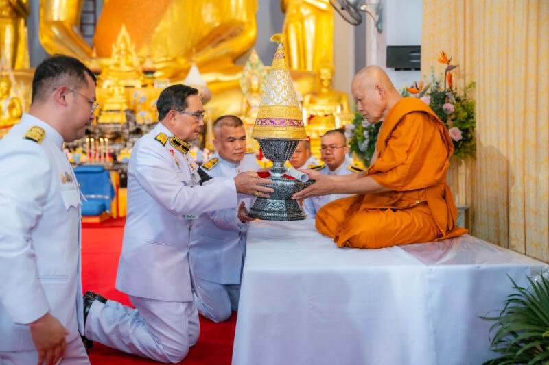 พระบาทสมเด็จพระเจ้าอยู่หัว โปรดเกล้าฯ พระราชทานสมณศักดิ์ “พระพรหมวชิรธีรคุณ” พร้อมเชิญหิรัญบัตร สัญญาบัตร พัดยศ และผ้าไตรถวาย ณ วัดพระนอนจักรสีห์วรวิหาร จังหวัดสิงห์บุรี