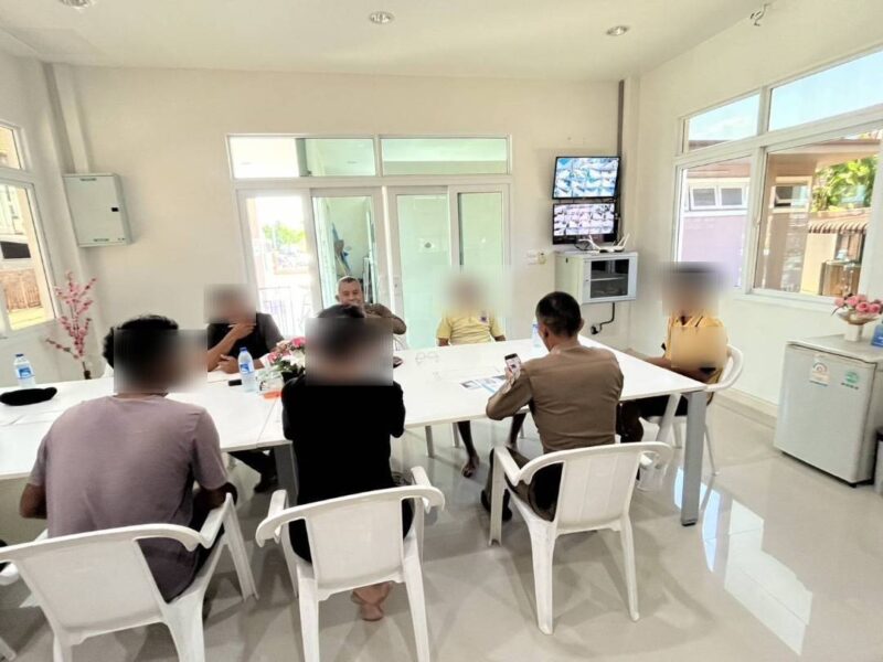 ผกก.สน.ทุ่งครุ สั่งเร่งคลี่ปมแก๊งวัยรุ่นปาประทัดลูกบอลป่วนหมู่บ้าน หวั่นเหตุบานปลาย เร่งสอบผู้เกี่ยวข้อง-ล่าตัวผู้ก่อเหตุ