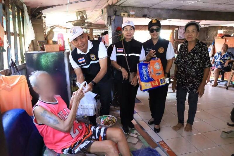 เทศบาลตำบลคลองตำหรุ ร่วมกับ อสม. ภาคเอกชน ลงพื้นที่เยี่ยมให้กำลังใจประชาชนกลุ่ม