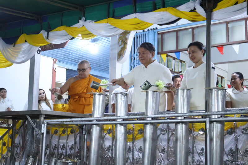 จ.จันทบุรี พุทธศาสนิกชนจันทบุรีร่วมใจสมโภชเทียนพรรษา 720 ต้น สืบสานประเพณีวิถีพุทธ พร้อมเชิดชูผู้สำเร็จการศึกษาธรรมศึกษา