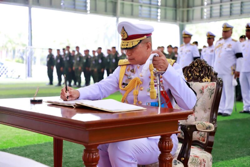 ร้อยดวงใจแด่ พลังของแผ่นดิน พลโท นรธิป โพยนอก แม่ทัพภาคที่ 4 นำกำลังพล กอ.รมน.ภาค 4 สน. ถวายพระพรชัยมงคลและถวายสัตย์