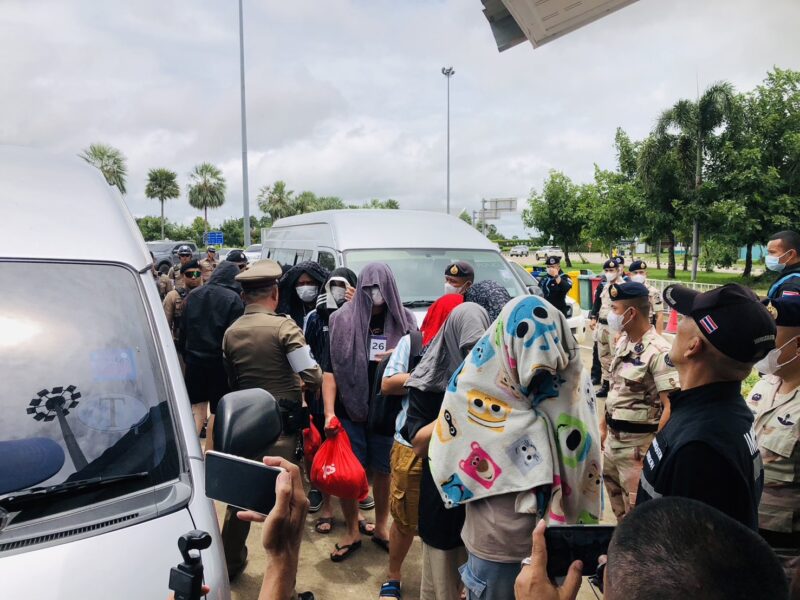 มุกดาหาร จังหวัดมุกดาหารคุมเข้มรับตัวคนไทย 41 ราย คดีเครือข่ายเว็บพนันออนไลน์ มุกดาหาร – จังหวัดมุกดาหาร คุมเข้มรับตัวคนไทย 41 ราย คดีเครือข่ายเว็บพนันออนไลน์ หลังสิ้นสุดกระบวนการดำเนินคดีใน สปป.ลาว เข้าสู่กระบวนการตรวจสอบและคัดกรองตามกฎหมายไทย