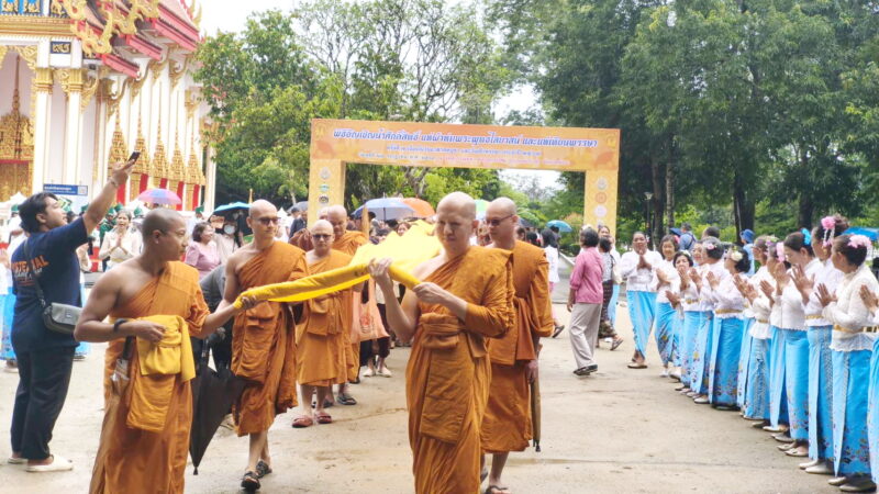 พังงา-ชาวพุทธตะกั่วทุ่งร่วมสืบสานประเพณีแห่ผ้าห่มพระพุทธไสยาสน์ วัดสุวรรณคูหา เนื่องในวันอาสาฬหบูชา