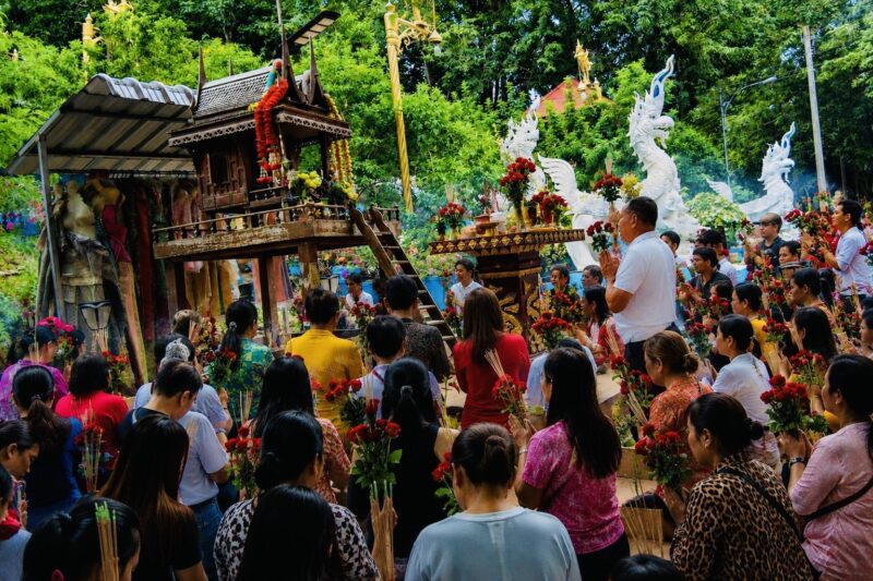 ​ชุมพร-แห่ทะลัก ‘วัดเขาเจดีย์’! พุทธศาสนิกชนแน่นวัดวันเข้าพรรษา ถวายเทียน-ขอพร ‘เจ้าแม่สบันงา’ สิ่งศักดิ์สิทธิ์ให้โชค ร่ำลือสมหวังแก้บนชุดไทยแน่นศาล รอลุ้นงวด 1 ส.ค.!