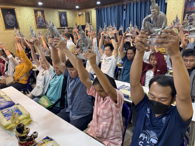 ปทุมธานีวันพระใหญ่มหาชนแห่ขอโชคขอพรส่องเลขอ่างน้ำมนต์อาศรมฤาษีเณร