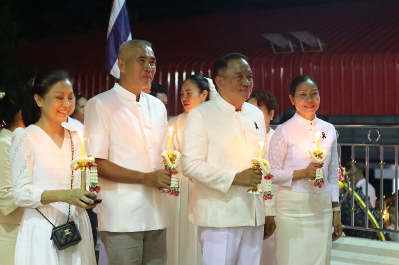 จ.จันทบุรี พุทธศาสนิกชนจันทบุรี ร่วมเวียนเทียน “วันอาสาฬหบูชา” ร่วมสืบทอดวิถีพุทธ และให้แสงแห่งพระธรรมส่องสว่างในใจของคนไทยตลอดไป