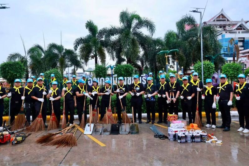 ผู้ว่าฯ ชลบุรี นำหัวหน้าส่วนราชการและประชาชนจิตอาสา ร่วมกิจกรรม “จิตอาสาพัฒนา” ปรับปรุงภูมิทัศน์ เฉลิมพระเกียรติฯ เนื่องในโอกาสวันเฉลิมพระชนมพรรษา