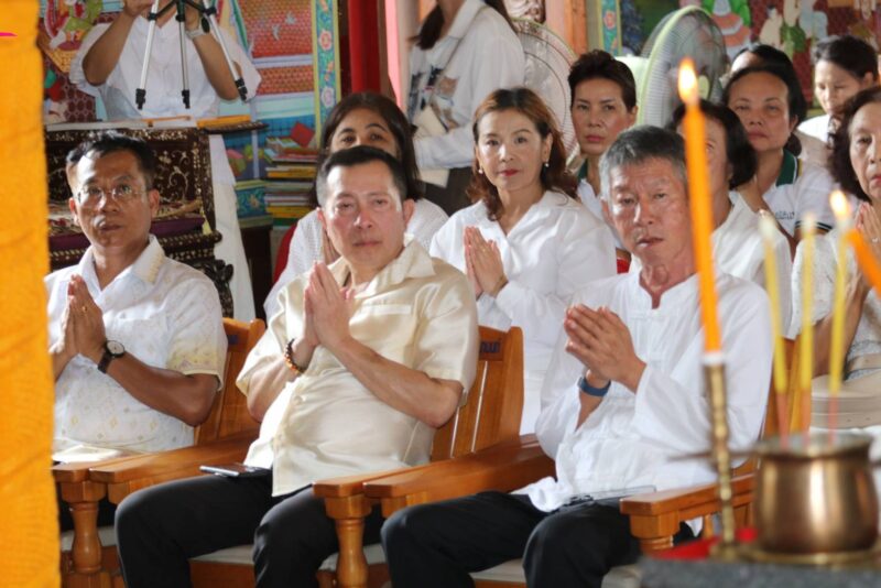 เทศบาลเมืองศรีราชาจัดโครงการส่งเสริมพระพุทธศาสนา เนื่องในวันเข้าพรรษา จัดริ้วขบวนแห่เทียนพรรษาอย่างสวยงาม