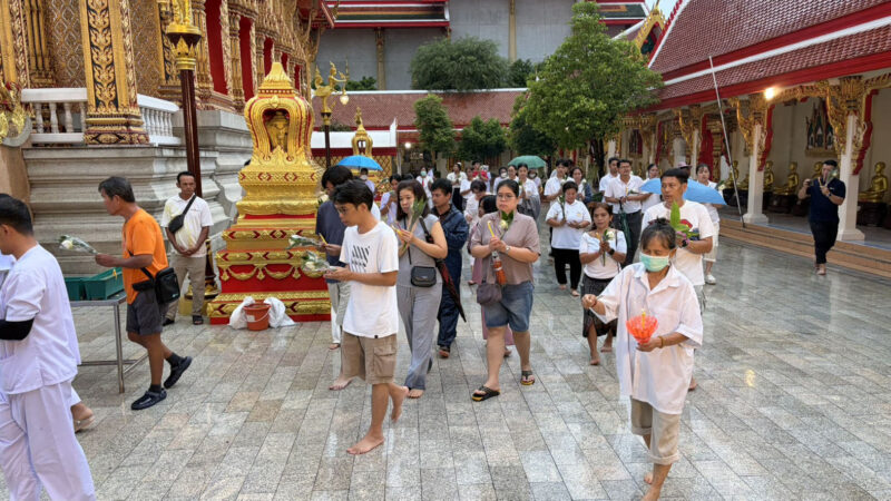 ท่านเจ้าคุณแจ้ เจ้าอาวาสวัดบางพลีใหญ่กลางนำคณะสงฆ์พร้อมพุทธศาสนิกชน เวียนเทียนในวันอาสาฬหบูชา