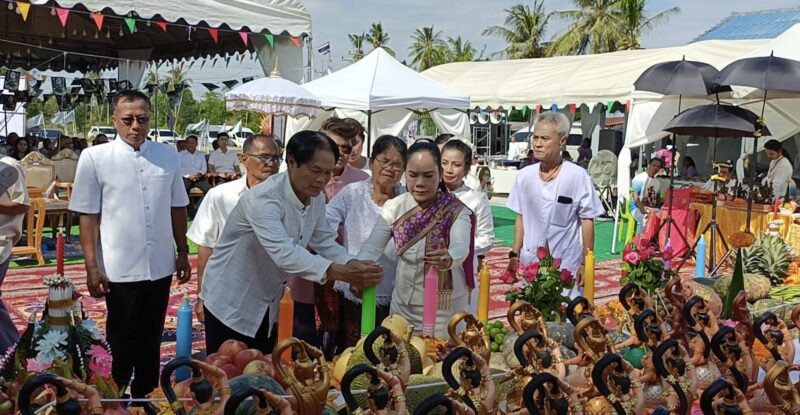 ศรัทธาหลั่งไหล! ประกอบพิธีเททองหล่อ “พระแม่ธรณี” 2 องค์ ขนาดสูง 3.09 เมตร เตรียมประดิษฐาน ณ อำเภอบึงสามพัน และเขาพระตำหนักพัทยา พร้อมมอบข้าวสาร 200 ชุดช่วยเหลือประชาชน