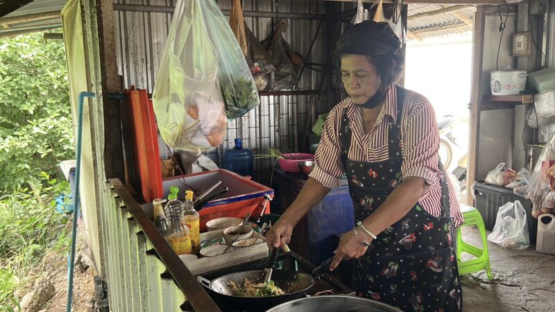 อ่างทอง – เมนูเด็ดตามใจลูกค้าร้านอาหารเมืองอ่างทองปิ๊งไอเดียผัดกะเพราเส้นเล็กเมนูแปลกแต่ลงตัวเริ่มต้นเพียง40บาท ด้านแม่ค้าเผยเกิดจากลูกค้าอยากกินเมนูแปลก เลยจัดให้จนกลายเป็นเมนูฮิต ใครมาก็ต้องสั่งรสชาติถูกใจ