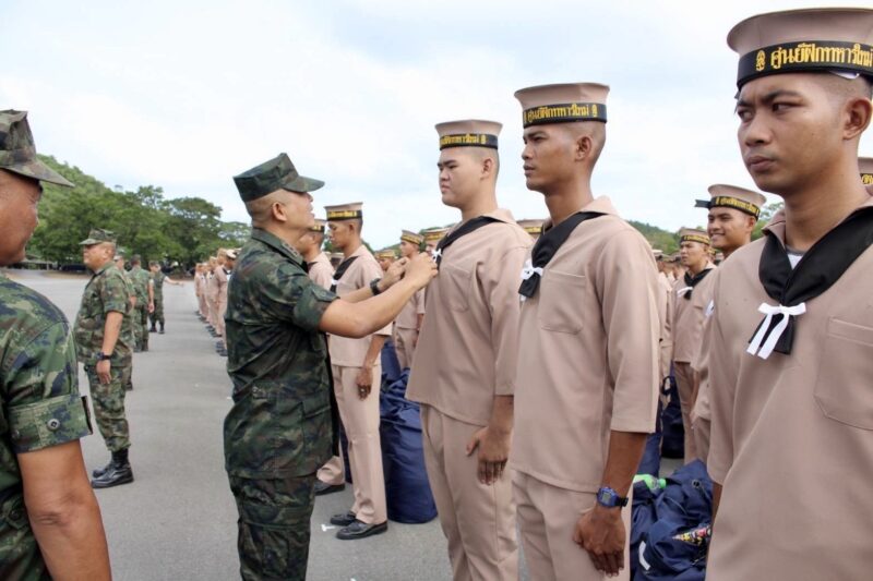 พิธีส่งมอบทหารใหม่ให้แก่หน่วยต่าง ๆ ของกองทัพเรือ “ขอให้ทุกนายจดจำภาพบ้านหลังนี้ไว้ ที่มีทั้งรอยยิ้ม หรือแม้กระทั้งคราบน้ำตาของใครบางคน เพราะเราคือ ครอบครัวเดียวกัน ชายชาติทหารของราชนาวี”
