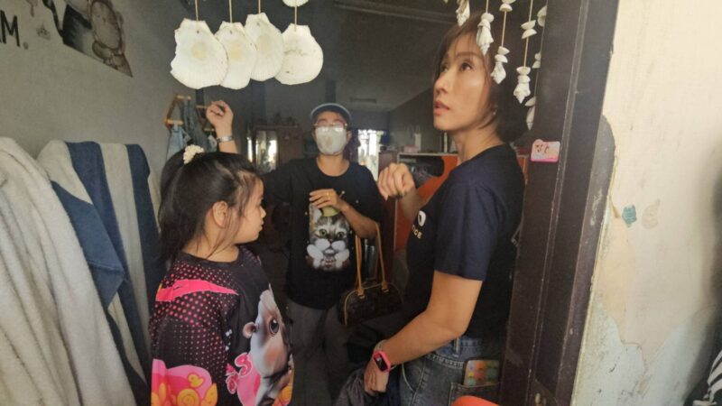 แม่ใจสลาย ร้องต้นอ้อ บุกช่วยลูกสาว ถูกเมียใหม่พ่อ ตบ-จับหัวโขกโต๊ะ แค้นแอบติดต่อเมียเลี้ยงคนเก่า