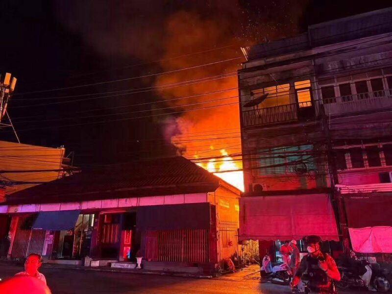 จ.จันทบุรี – ระทึกไฟไหม้บ้านไม้เก่ากลางเมืองจันทบุรีเสียหาย 5 หลัง ยายวัย 70 ปีได้รับบาดเจ็บกู้ภัยช่วยเหลือนำส่งโรงพยาบาล