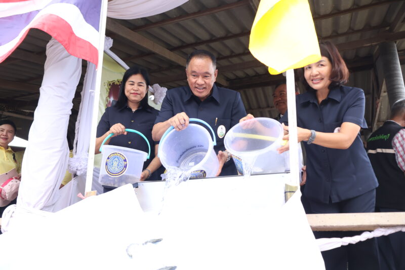 จ.จันทบุรี – ปราบ “ปลาหมอคางดำ” ใช้แนวทางชีววิธีฟื้นฟูระบบนิเวศปล่อยปลากะพง 5,000 ตัว เฉลิมพระเกียรติฯ