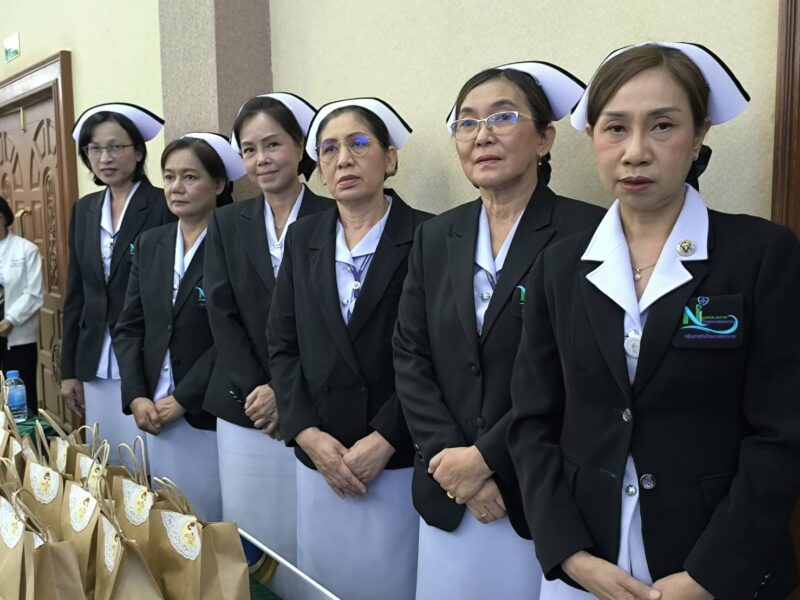 นครนายก – พล.ต.ต.สุรพล บุญมา พร้อมน้องสาวมอบเครื่องมือแพทย์และอุปกรณ์สนับสนุนทางการแพทย์ให้กับโรงพยาบาลนครนายกและโรงพยาบาลส่งเสริมสุขภาพตำบล 28 แห่งรวมยอดเงินบริจาค 1,000,000 บาท