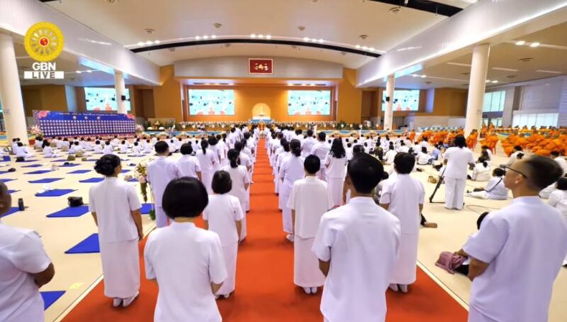 ปทุมธานี – วัดพระธรรมกาย บำเพ็ญกุศลสมาชิกผู้วายชนม์ มอบ 77 ทุนการศึกษากว่า 1 แสนบาท เนื่องในวันมหารำลึก