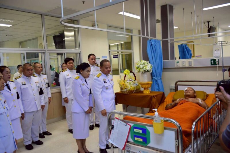 พระบาทสมเด็จพระเจ้าอยู่หัว โปรดเกล้าฯ พระราชทานสิ่งของมอบขวัญและกำลังใจแก่พระภิกษุที่ได้รับบาดเจ็บจากเหตุการณ์รถกระบะพุ่งชนคณะพระธุดงค์ที่จังหวัดมุกดาหาร
