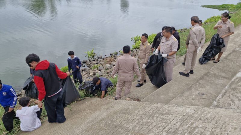 เด็กนักเรียนวิทยาลัยเทคนิคพิมายเดินเก็บขยะรอบสนามแข่งเรือทำความดีเพื่อสังคมปลูกจิตสำนึกให้ทุกคนรักความสะอาด