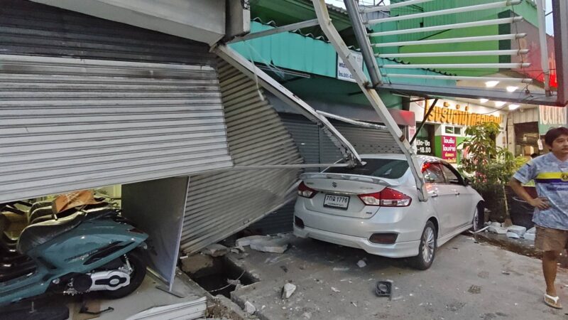 ปทุมธานี – สาวขับเก๋งเสียหลักพุ่งชนร้านแก๊สพังยับบาดเจ็บ1ราย
