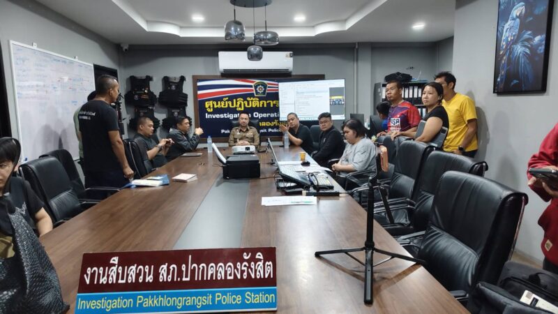 ปทุมธานี – ตร.บุกช่วย 2 นศ.ม.รังสิต เหยื่อแก๊งคอลเซ็นเตอร์ตุ๋นเรียกค่าไถ่