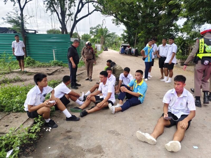 ปทุมธานี – ระทึกคนขับรถตู้รับ-ส่งนักเรียนหลับในพุ่งชนเสาไฟฟ้าหักบาดเจ็บ13 ราย