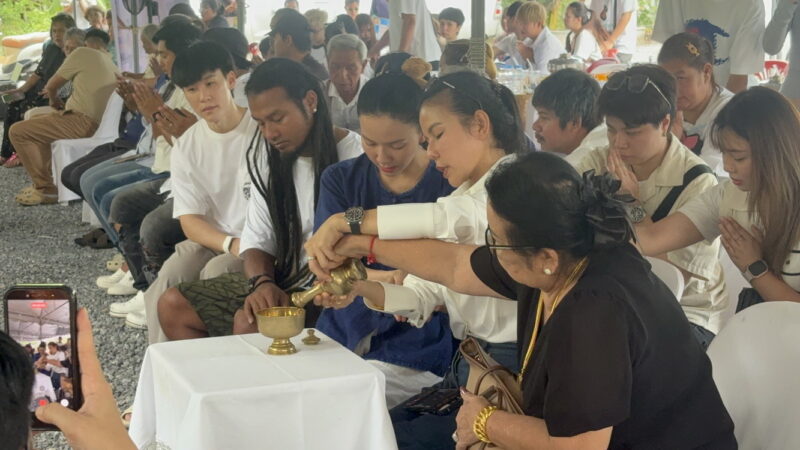 อ่างทอง จ๊ะนงผณีทำบุญ100วันพ่อประดิษฐมหาดไทยเป็นงานแบบเรียบง่ายมีแต่คนในครอบครัวและแฟนคลับ