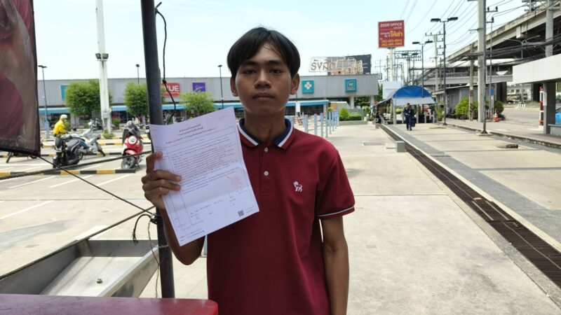 ปทุมธานี – โจรคราบผู้ดีทำทีซื้อไอโฟน 16 กระทืบพ่อลูกอ่อนชิงมือถือหนี