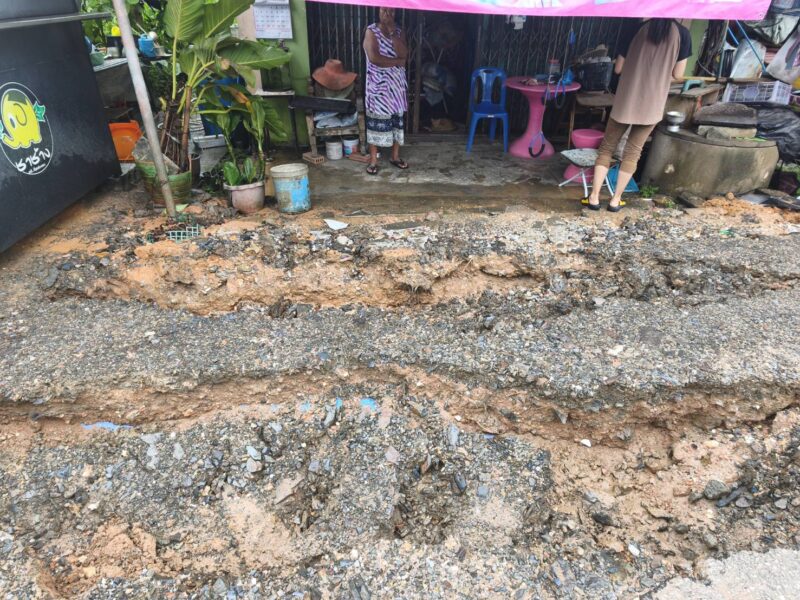 พังงา-ชาวบ้านร้องโครงการฝังท่อประปายักษ์ริมถนนพังงา–ภูเก็ต สร้างความเดือดร้อน หวั่นถนนทรุดเสียหาย วอนเร่งแก้ไข งบหลายพันล้านแต่ไม่เห็นป้ายโครงการ