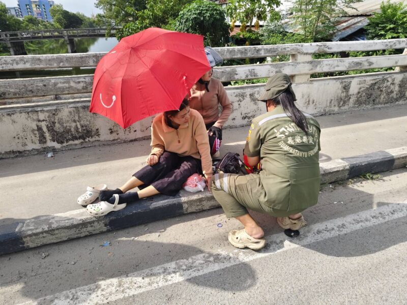 ปทุมธานี – เปิดคลิปกล้องหน้ารถสาวโรงงานขับจยย.ถูกกระบะดำเบียดล้มแล้วหนีล่าสุดโผล่เยี่ยมอ้างไม่รู้ตัว