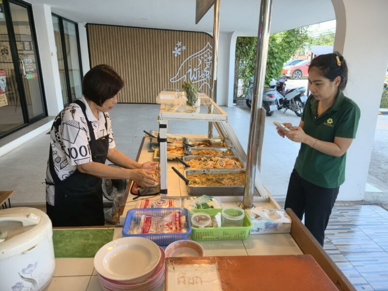 อ่างทอง – ข้าวราดแกงสวนกระแสเศรษฐกิจราดแกง1อย่าง25บาท2อย่าง35บาทอิ่มอร่อยในราคาประหยัด แม้ต้นทุนวัตถุดิบจะปรับตัวสูงขึ้น