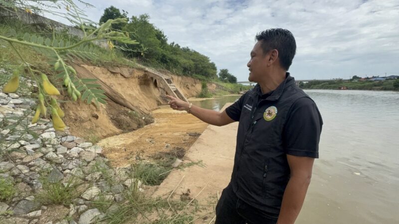 อ่างทอง – ระทึกเขื่อนเรียงหินริมแม่น้ำทรุดถล่มพังลงแม่น้ำเจ้าพระยากว่า100เมตร