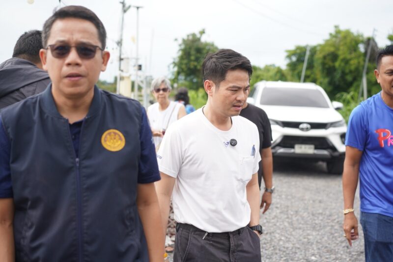 อ่างทอง – รัฐมนตรีลูกแบดห่วงแนวป้องกันน้ำท่วมทรุดตัวขอกรมโยธาเร่งประสานซ่อมแซมก่อนน้ำหลาก