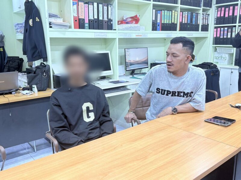 มือยิงรถเก๋งเข้ามอบตัว อ้างยิงเปิดทางหนี หลังถูกคู่กรณียกพวกปิดล้อม ตำรวจยึดปืนดัดแปลงดำเนินคดี